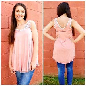 SOLD: 🌺 Simple Floral V Dusty Rose Blouse